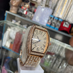 Luxury Diamond Tonneau Watch rakh sakte hain