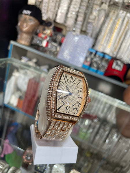Luxury Diamond Tonneau Watch rakh sakte hain